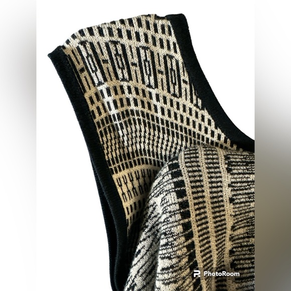 Black and Beige Patterned Sleeveless Dress - Picture 2 of 3